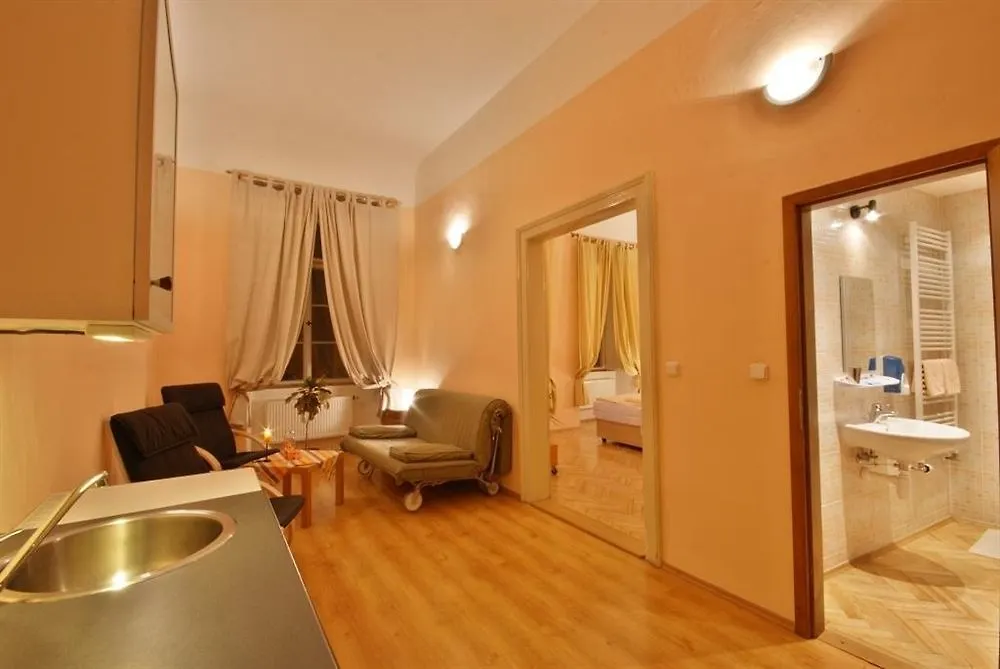 U Zlate Podkovy - At The Golden Horseshoe Prága Apartman